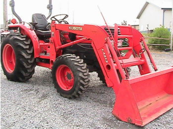 Kubota L3430 Tractor - Gumikerekes homlokrakodó