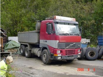 VOLVO  - Ponyvás teherautó