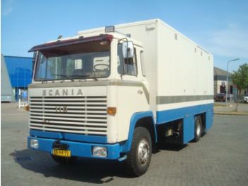 Dobozos felépítményű teherautó Scania LB110: 1 kép.