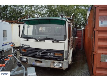 Platós teherautó Volvo FL611: 1 kép.